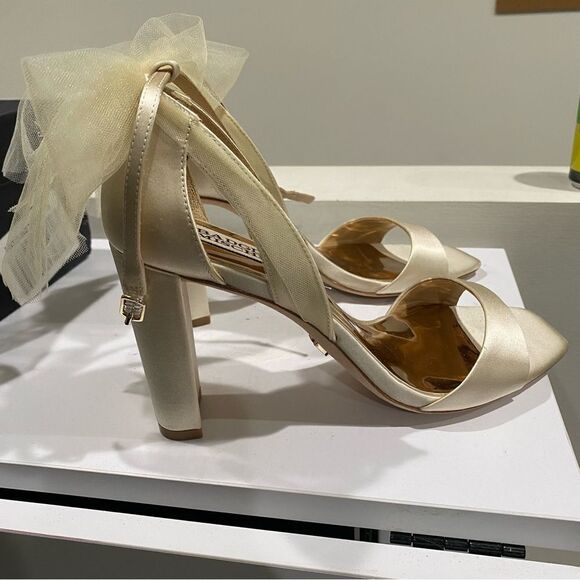 Badgley Mischka Women's Kim Heeled Sandal Bow Block Heel Ivory Satin Size 7.5 - Picture 4 of 7